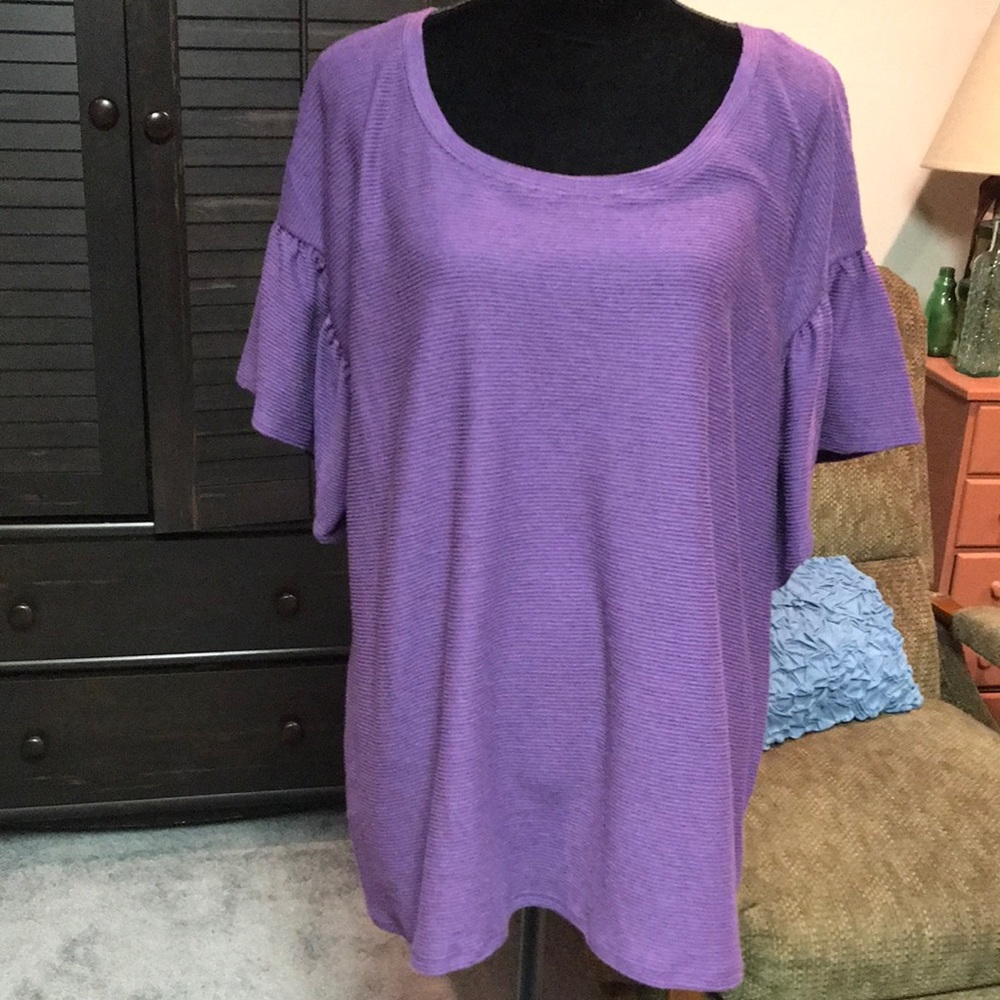 1x Woman’s top by Evri. Short bell sleeve. New with tags. Purple